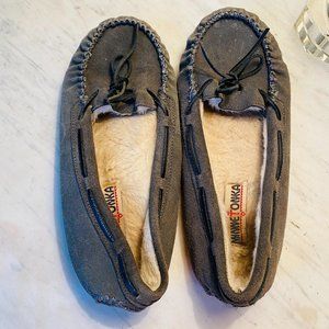 Minnetonka Slippers Womens 9 Shearling Lined Gray Suede Leather Moccasins